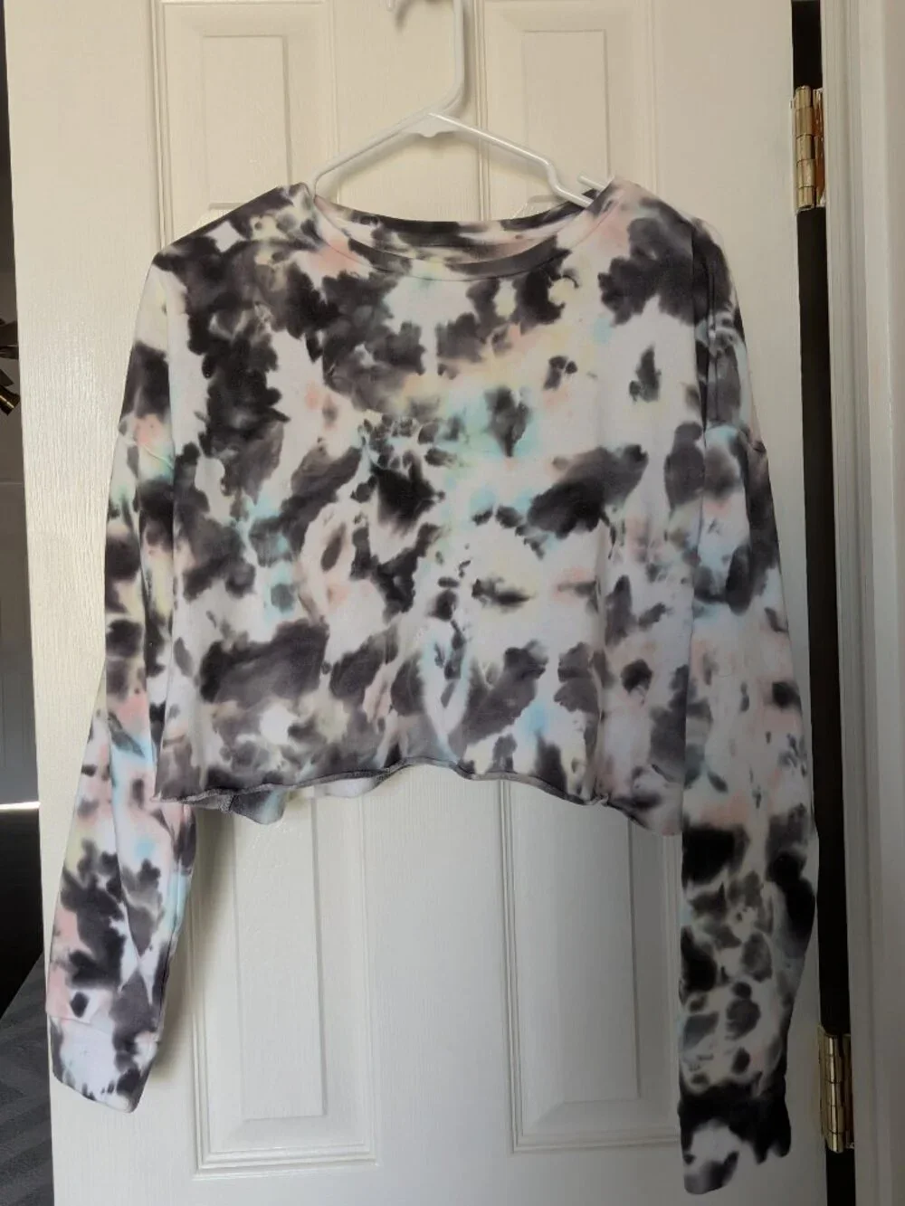 Colsie Tie-Dye Lounge Shorts Set | Top Medium, Bottoms Large - Picture 3 of 8